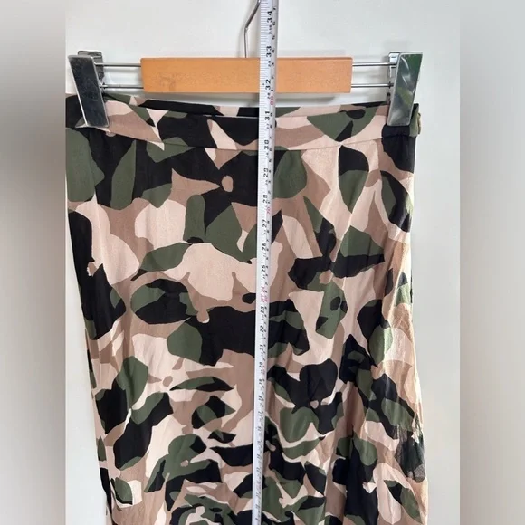 hugo boss 100% silk ASYMMETRIC-HEM SKIRT IN
GRAPHIC-PRINT Camo size 2 - Picture 7 of 12